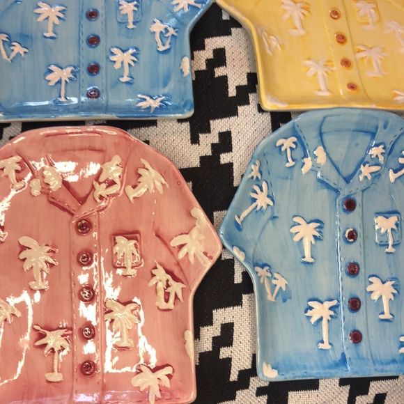 75. Tropical breeze set of four Hawaiian coconut tree T-shirt plates - Picture 3 of 9